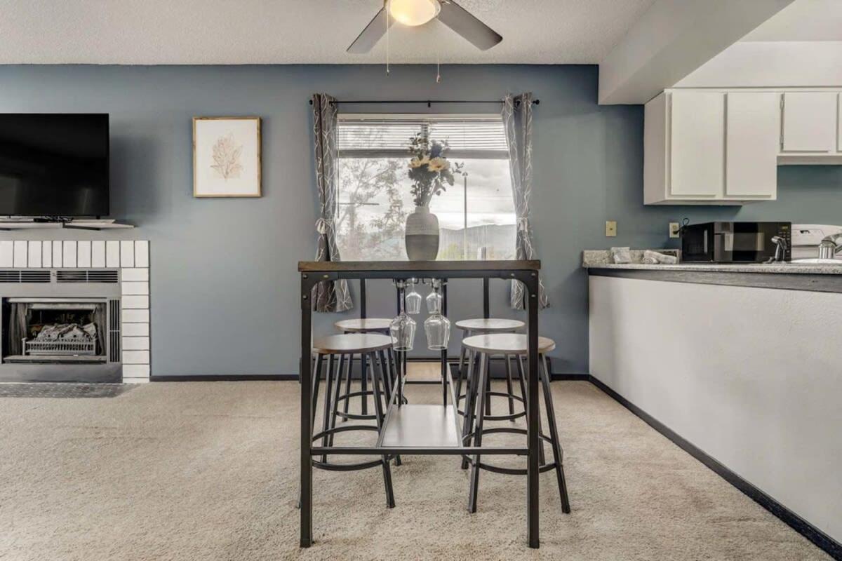 Charming 2bd Near To Stores Restaurants & Hiking
