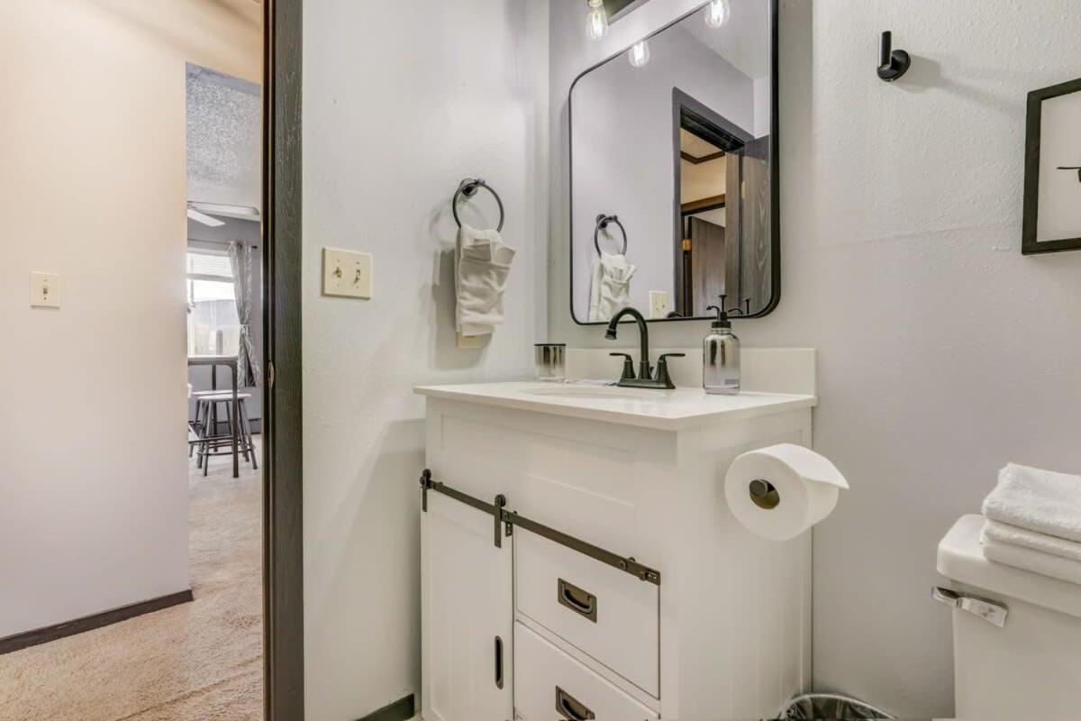 Apartment Charming 2bd Near To Stores Restaurants & Hiking Colorado Springs